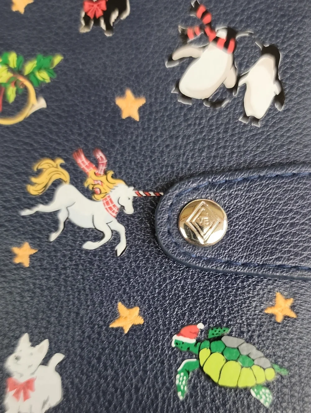 VERA BRADLEY RFID PASSPORT WALLET IN SNO GLOBE MOTIFS
